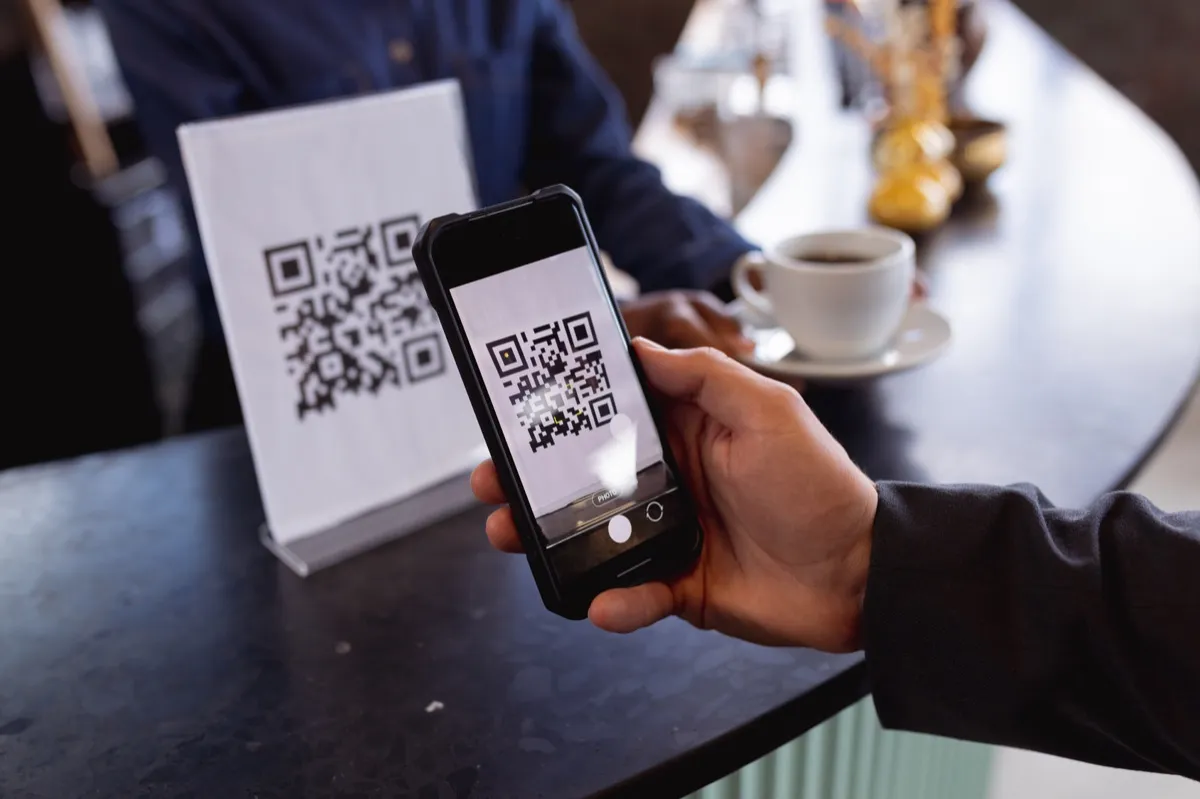 スマートフォンでQRコードを読み取っている様子